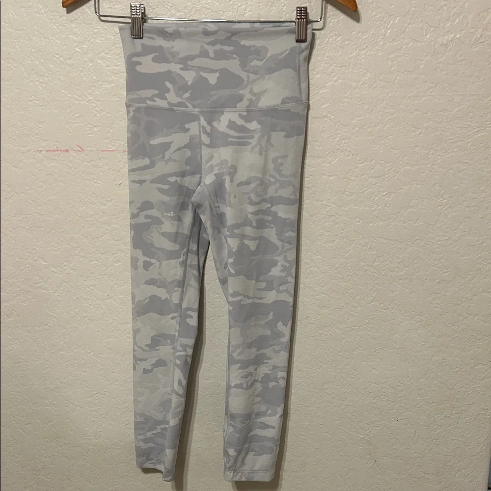 🚀Lululemon Athletica Light Gray Camo Leggings size 4 GUC